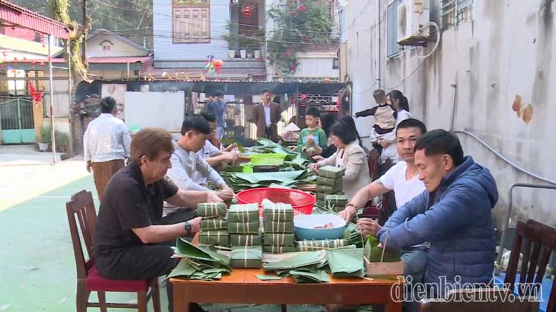 Hình ảnh gia đình gói bánh chưng Tết