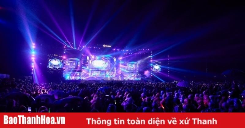 Hinh anh nghe si hoa ngu tren dinh cao su nghiep trong nhung nam thang ruc ro