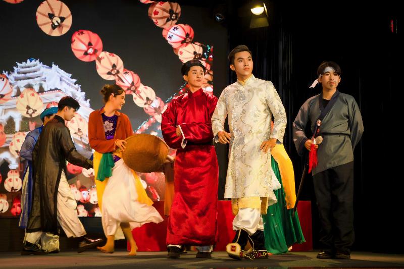 Hinh anh nghe si dang ren luyen hoac bien hoa nghe nghiep