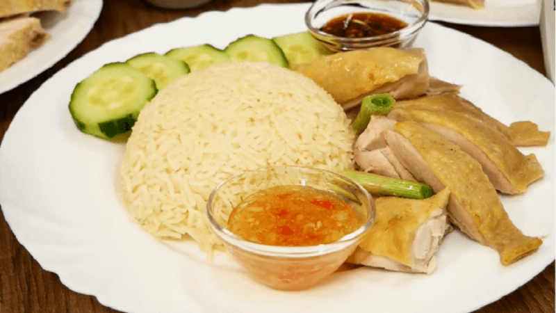 Đĩa gà luộc vàng óng chặt miếng đẹp mắt sẵn sàng thưởng thức