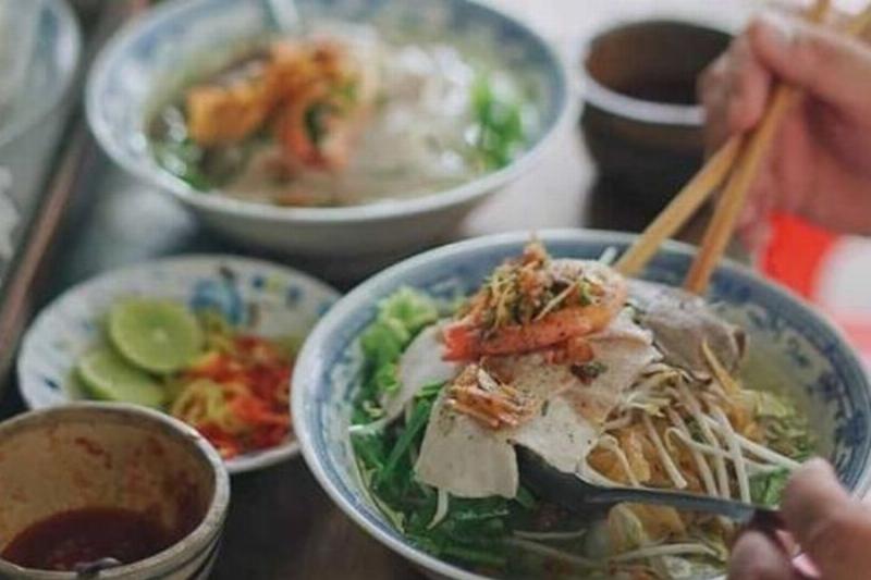 Tô hủ tiếu gõ nóng hổi, món ăn khuya bình dân quen thuộc khi ăn đêm Sài Gòn.