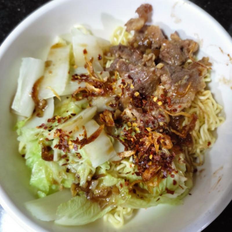 Tô mì gói nấu thêm với trứng, xúc xích, và rau, món ăn đêm nhanh gọn ở Sài Gòn.