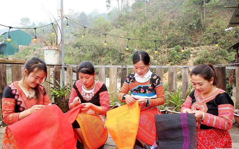 Hình ảnh một người phụ nữ đang đọc sách trong không gian yên tĩnh, thể hiện sự trau dồi tâm hồn, yếu tố quan trọng để có cốt cách mỹ nhân.