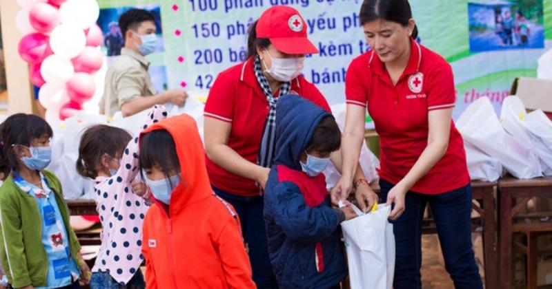 Bạch Bách Hà tham gia hoạt động từ thiện
