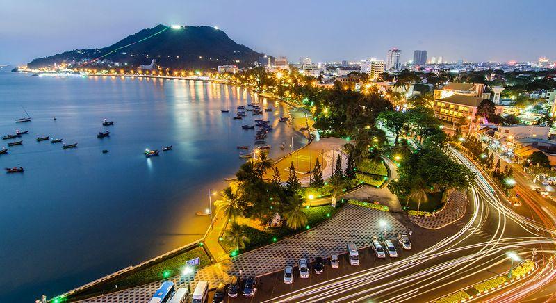 Bãi biển Hồ Cốc với bờ cát mịn, nước trong xanh và những tảng đá độc đáo tạo nên vẻ đẹp hoang sơ thu hút du khách.
