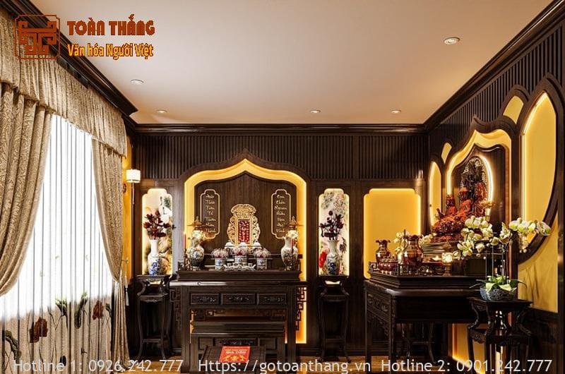 Bàn thờ gia tiên được bài trí trang trọng với di ảnh và các vật phẩm thờ cúng, trung tâm là biểu tượng cửu huyền thất tổ.