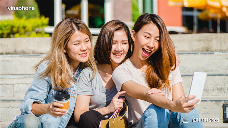 Một người dùng đang đọc tin tức giải trí Hoa Ngữ trên điện thoại trong kỳ lịch nghỉ 30-4, tại một quán cà phê.