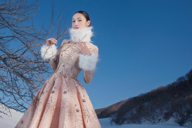 Hai người mẫu đang tự tin biểu diễn catwalk chuyên nghiệp trên sàn runway dài, thể hiện kỹ năng catwalk là gì trong show thời trang.