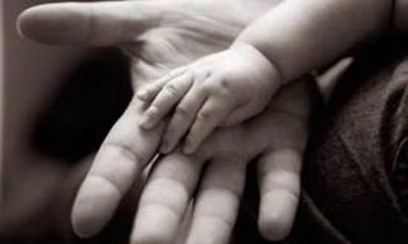 Đôi bàn tay mẹ tần tảo, chai sần vì công việc và tình yêu thương, biểu tượng của sự hy sinh khi tả người mẹ.