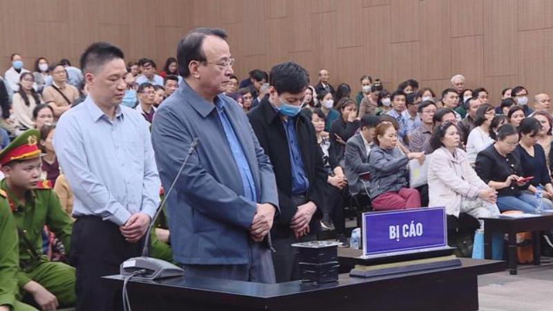 hinh-anh-dung-tan-hoang-minh-voi-cac-bo-trang-phuc-khac-nhau