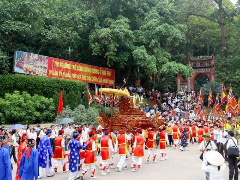Hinh anh le hoi gio to hung vuong tai den hung, phu tho, the hien su tuong nho to tien, ket noi voi cau hoi vua hung vuong ho gi