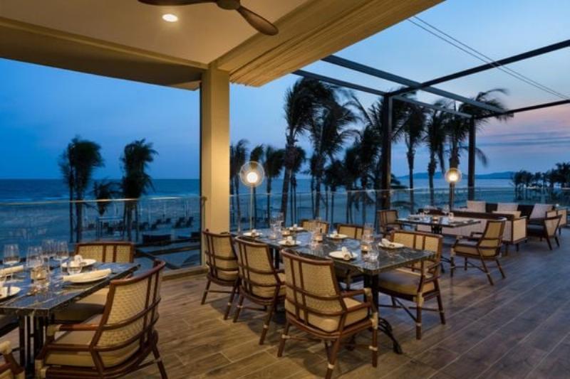 Đĩa hải sản tươi ngon gồm tôm, ghẹ, mực, sò được bày biện hấp dẫn, gợi ý món ăn khi du lịch Hồ Cốc.