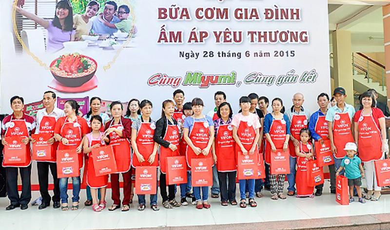 Hình ảnh mẹ đang nấu ăn, thể hiện sự đảm đang và tình yêu thương qua những bữa cơm gia đình khi tả người mẹ.