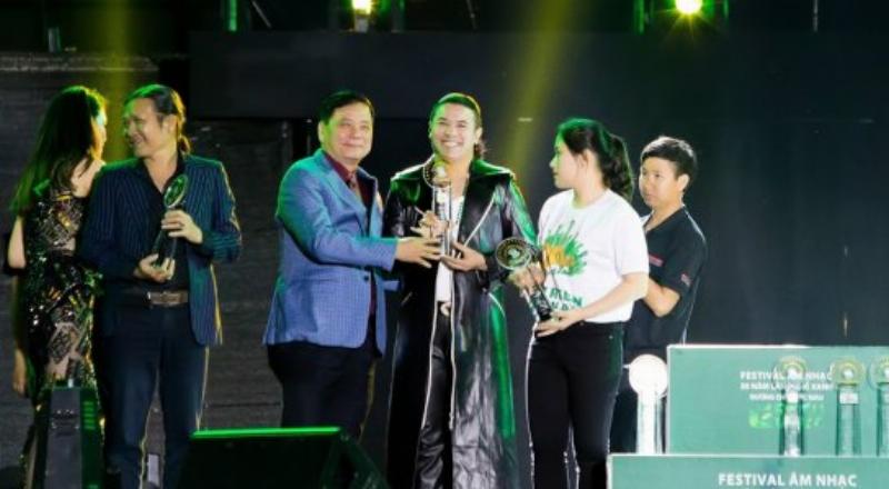Kasim Hoàng Vũ Nhận Giải Thưởng
