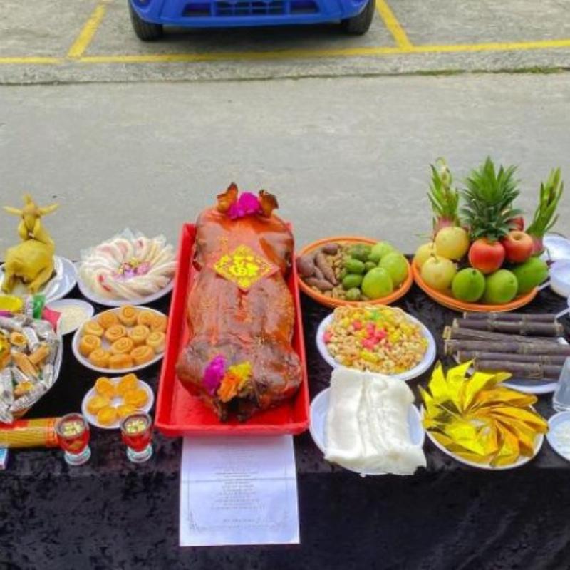 Mâm cúng cô hồn đầy đủ lễ vật được bày biện ngoài trời, thể hiện lòng từ bi với các linh hồn lang thang.