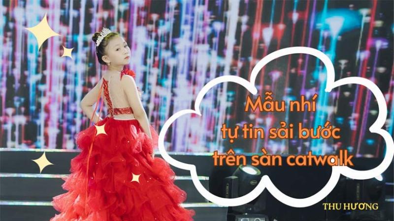 Một người mẫu đang tự tin sải bước catwalk trên sàn diễn thời trang, thể hiện kỹ năng chuyên nghiệp của catwalk là gì.