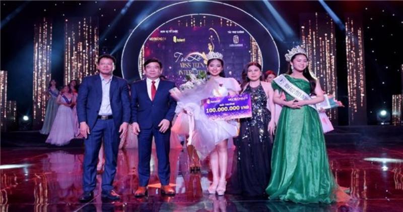 Nguyễn Gia Hân trong một bộ trang phục thời trang