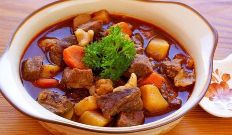Nguyên liệu chuẩn bị cho món thịt bò hầm khoai tây bao gồm thịt bò, khoai tây, cà rốt và các gia vị cần thiết để nấu món ăn