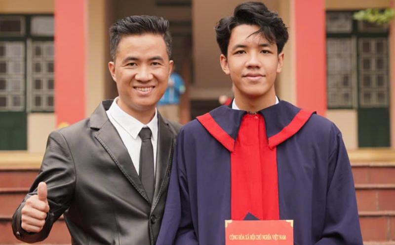 Nguyễn Việt Hoàng nhận giải thưởng
