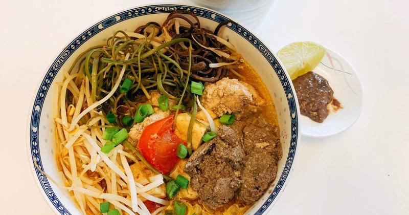 Hinh anh phan rieu cua dong ket dong noi tren mat noi nuoc dung bun rieu