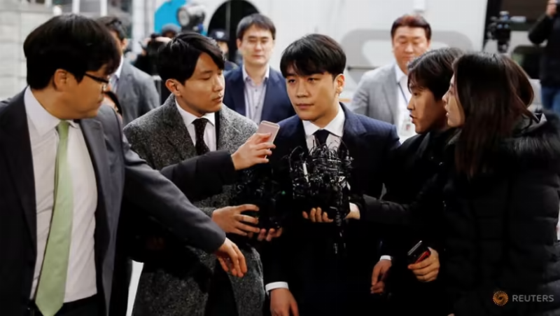 Phản ứng của fan hâm mộ trước scandal người nổi tiếng
