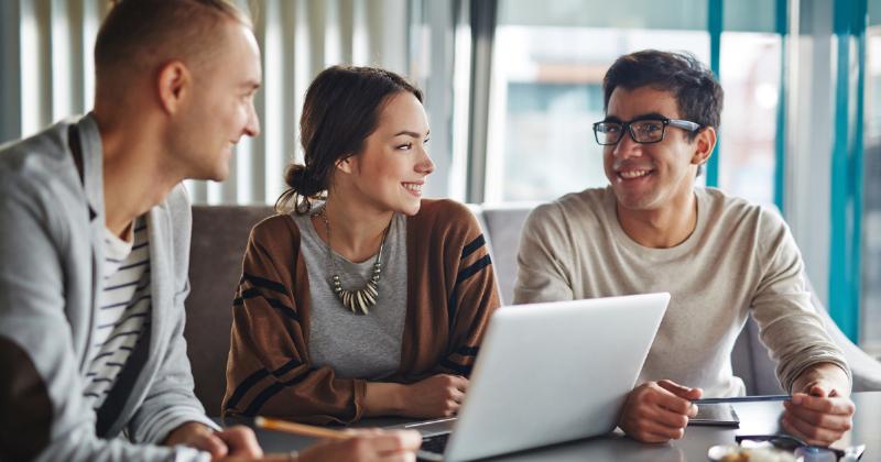 Minh họa việc rèn luyện kỹ năng giải bài toán thông qua các hoạt động hàng ngày và học hỏi liên tục.