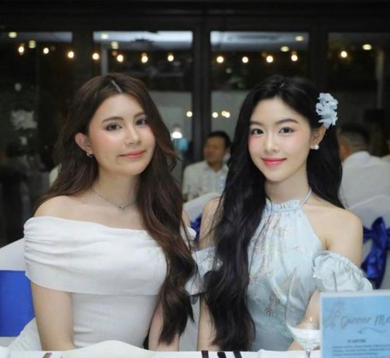 Cuộc sống đời thường của sao Hoa Ngữ được hé lộ qua những bức ảnh chụp trước gương giản dị.