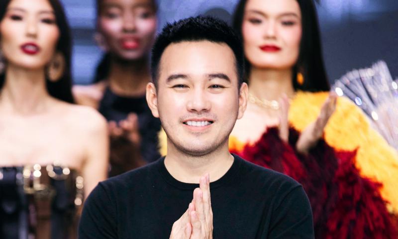 Một ngôi sao Hoa Ngữ nổi tiếng đang tham dự một show diễn thời trang quốc tế, thể hiện sự giao thoa giữa giải trí và catwalk là gì.