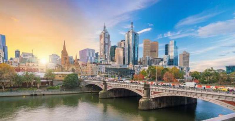 Hình ảnh một quán cà phê ấm cúng ở Melbourne với cửa kính nhìn ra đường phố mưa nhẹ