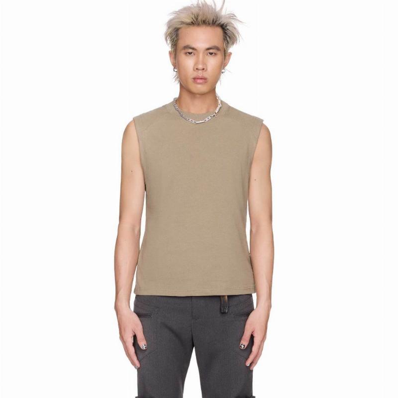 Hình ảnh một chiếc áo tank top đơn giản màu trơn, minh họa ý nghĩa "tank" trong thời trang.
