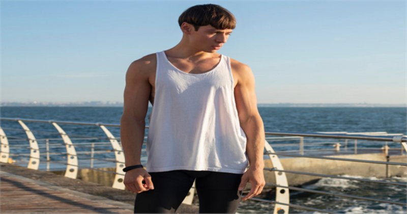 Một bộ sưu tập các kiểu áo tank top khác nhau về màu sắc và kiểu cắt, thể hiện sự đa dạng của trang phục này.