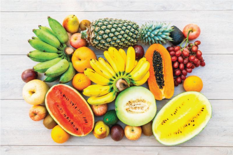 Bảng thành phần dinh dưỡng chi tiết của một quả chuối trung bình, minh họa các vitamin và khoáng chất