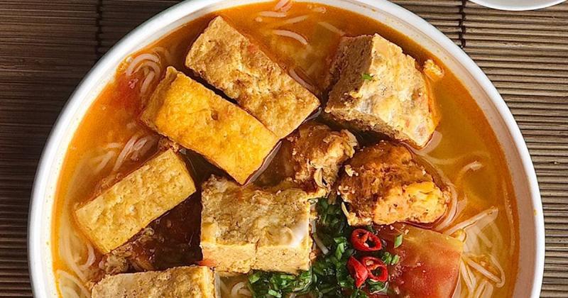To bun rieu cua dong hoan chinh voi bun, rieu, dau phu, huyet va rau song