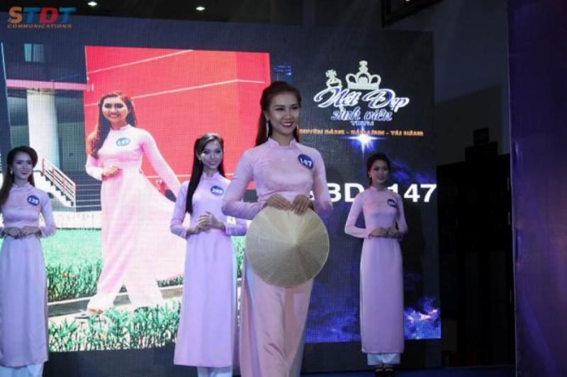 Trương Mỹ Nhân trong bức ảnh chân dung, thể hiện vẻ đẹp thanh lịch và chuyên nghiệp