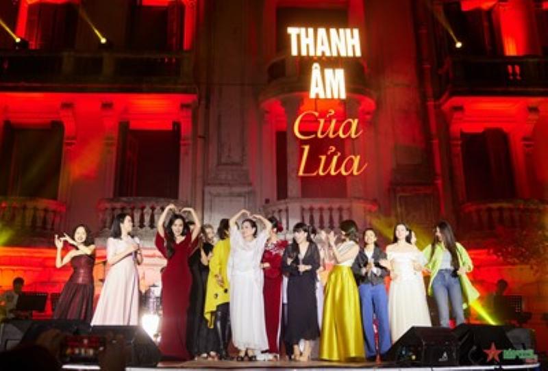 Vũ Thúy Quỳnh biểu diễn ca khúc hit
