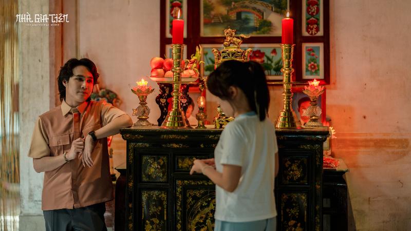 Các thế hệ trong gia đình Việt sum họp bên bàn thờ gia tiên, thể hiện ý nghĩa văn hóa của cửu huyền thất tổ.
