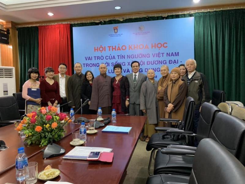 Ngôi nhà thờ họ, nơi các thành viên dòng tộc sum họp, thể hiện ý thức cộng đồng và tôn kính cửu huyền thất tổ.