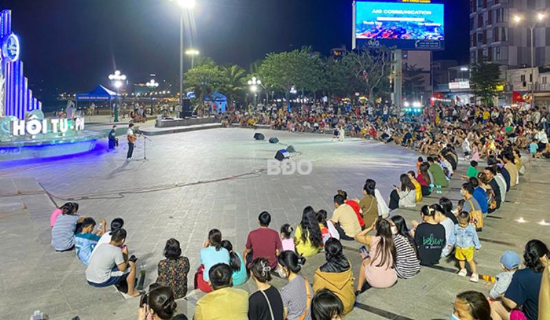 Khoảnh khắc đời thường của Ali Hoàng Dương, thể hiện sự gần gũi và phong cách cá nhân ngoài sân khấu.
