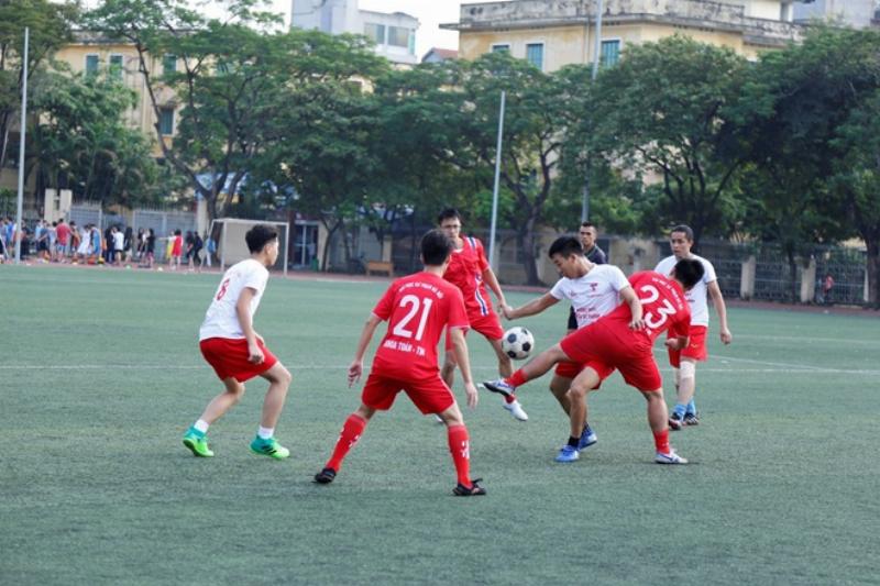 Cầu thủ CAHN tranh chấp quyết liệt với đối thủ trong trận đấu quan trọng