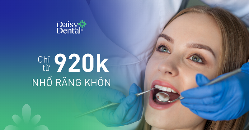 Một người đang đánh răng cẩn thận tại nhà, minh họa tầm quan trọng của việc chăm sóc răng miệng sau khi điều trị tại nha khoa daisy