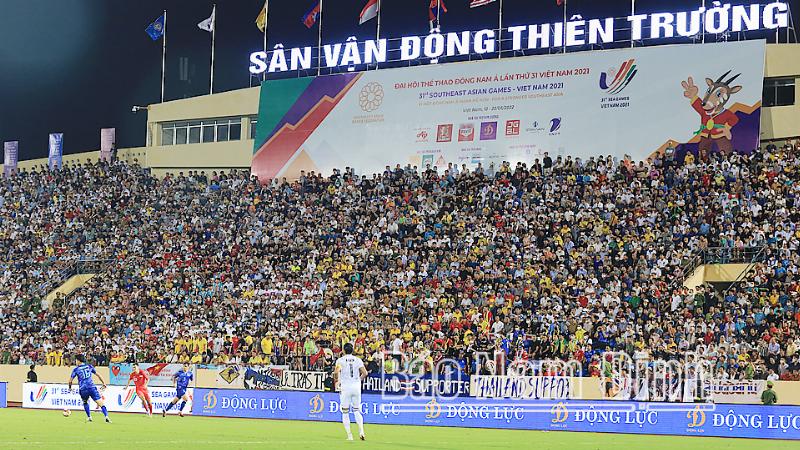 Người hâm mộ CAHN cuồng nhiệt trên khán đài, tạo không khí sôi động cho trận đấu