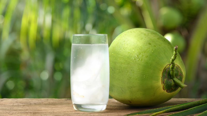 Nước dừa tươi tự nhiên, một loại thức uống giải khát và mang lại nhiều lợi ích khi uống nước dừa