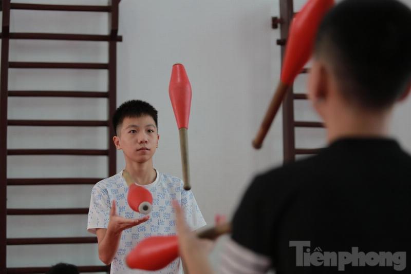 Diễn viên Trung Quốc tập luyện kỹ năng sống như một diễn viên chuyên nghiệp