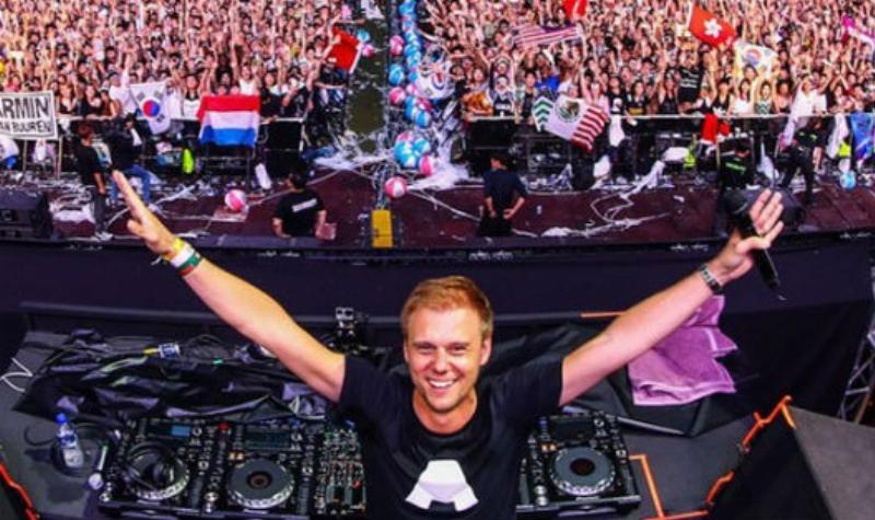 Hình ảnh DJ Tiên Moon biểu diễn tại một câu lạc bộ nhỏ trong những ngày đầu sự nghiệp