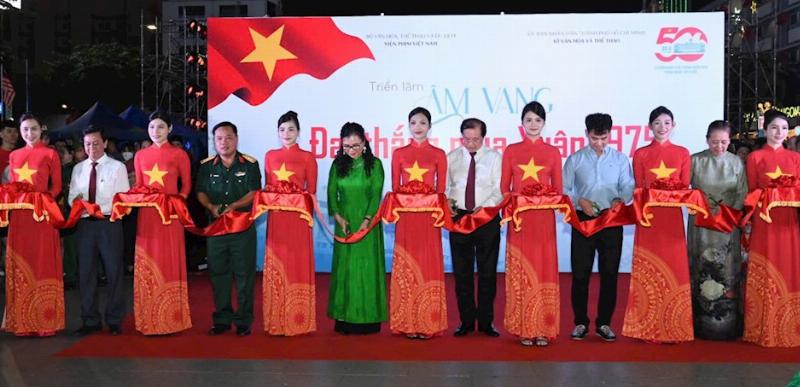 Một tập hợp ảnh các khoảnh khắc nghệ sĩ nam Trung Quốc khoe thể hình ấn tượng trong phim hoặc đời thường