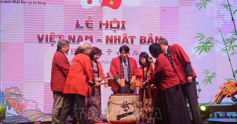 Hình ảnh trừu tượng về cuộc sống và thời gian, liên quan đến lời bài hát đen hai triệu năm