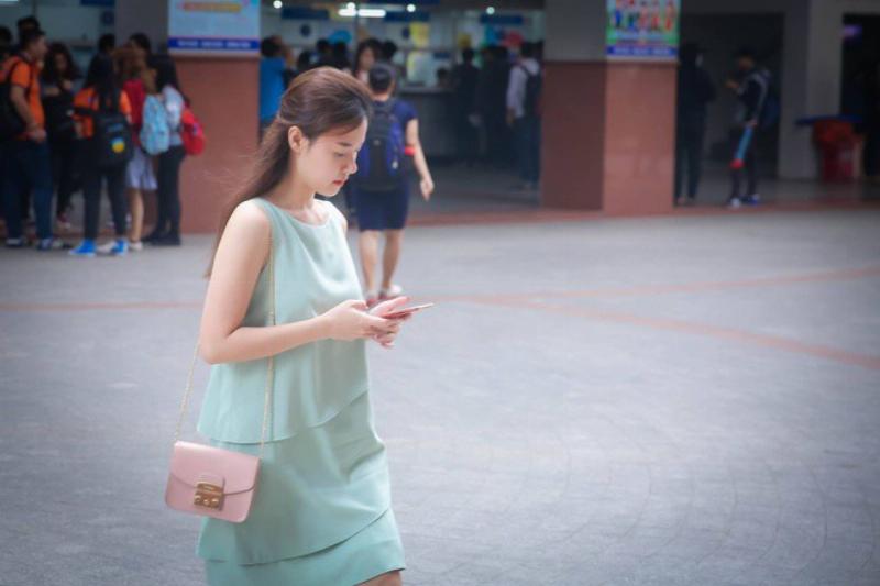 Hinh anh Midu tren buc giang hoac trong lop hoc, the hien vai tro giang vien