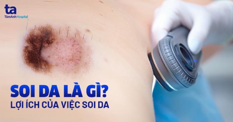 Một người đang cầm kính lúp soi vào màn hình điện thoại hoặc máy tính bảng, biểu thị hành động kiểm tra và xác minh thông tin.