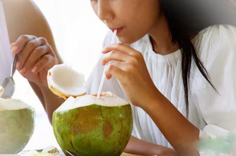 Lợi ích của việc uống nước dừa đối với sức khỏe làn da, giúp da sáng mịn và khỏe mạnh tự nhiên