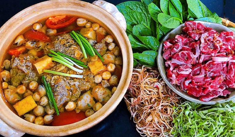 Hình ảnh minh họa các bước làm bún riêu cua đồng tại nhà, từ sơ chế cua đến nấu nước dùng và bày trí bát bún.